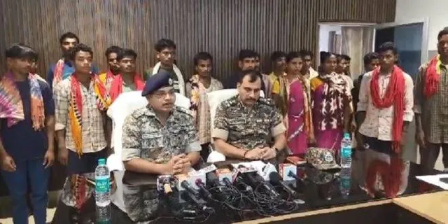 ଆତ୍ମସମର୍ପଣ କଲେ ୩୩ ହାର୍ଡକୋର ନକ୍ସଲ; କହିଲେ- ହିଂସା ଦ୍ବାରା କେବେ ବିକାଶ ସମ୍ଭବ ନୁହେଁ