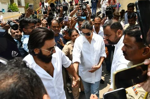 ରଣବୀରଙ୍କ ହାତ ଧରି ମତ‌ଦାନ କେନ୍ଦ୍ରରେ ପହଞ୍ଚିଲେ ଦୀପିକା; ସଭିଙ୍କ ନଜର ବେବି-ବମ୍ପ୍‌ ଉପରେ