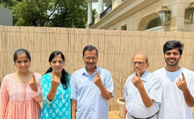 ପରିବାର ସହ ଯାଇ ଭୋଟ୍‌ ଦେଲେ ଦିଲ୍ଲୀ ମୁଖ୍ୟମନ୍ତ୍ରୀ ଅରବିନ୍ଦ କେଜ୍ରିୱାଲ୍‌
