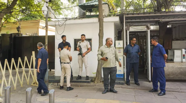 ଅରବିନ୍ଦ କେଜ୍ରିୱାଲଙ୍କ ବାସଭବନରେ ପହଞ୍ଚି ଯାଞ୍ଚ କଲା ଫରେନସିକ୍ ଟିମ୍