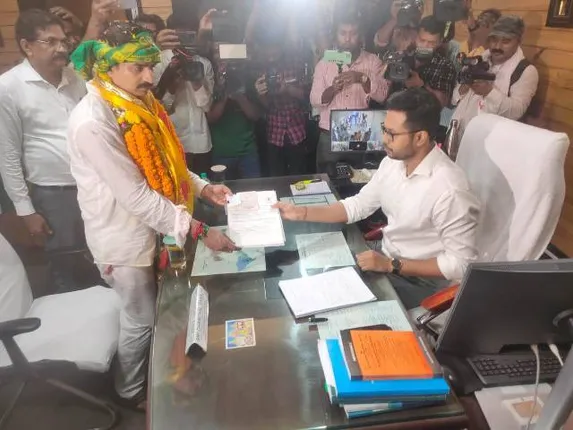 ପ୍ରାର୍ଥୀପତ୍ର ଦାଖଲ କଲେ ବିଜେଡି ଭୁବନେଶ୍ୱର ସାଂସଦ ପ୍ରାର୍ଥୀ କ୍ୟାପଟେନ ମନ୍ମଥ ରାଉତରାୟ