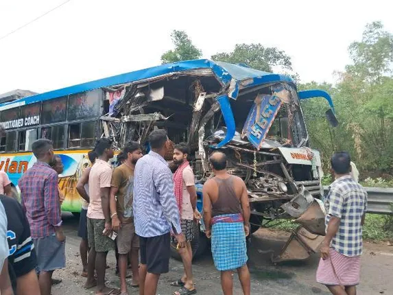 ବସ୍-ଡମ୍ଫର ମୁହାଁମୁହିଁ: ୧୪ ଆହତ, ୪ ଗୁରୁତର