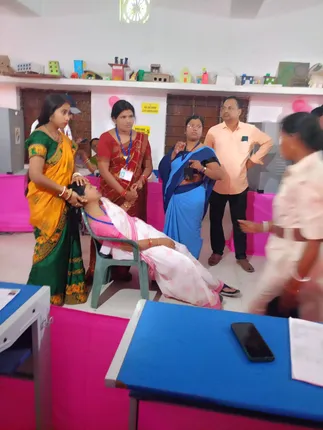 ଇଭିଏମ୍ ଅଚଳ: ଭୋଟରଙ୍କ ହଙ୍ଗାମା ମହିଳା ପ୍ରିଜାଇଡିଂ ଅଫିସର ଚେତା ହରାଇଲେ, ଚିକିତ୍ସା ଲାଗି ହସ୍ପିଟାଲରେ ଭର୍ତ୍ତି