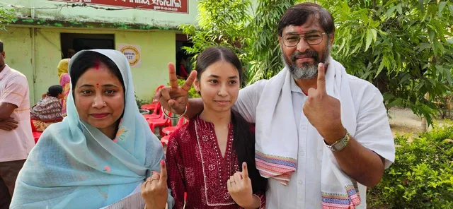 ପତ୍ନୀ ଓ ଝିଅ ସହ ଭୋଟ ଦେଲେ ଯୋଗେଶ 