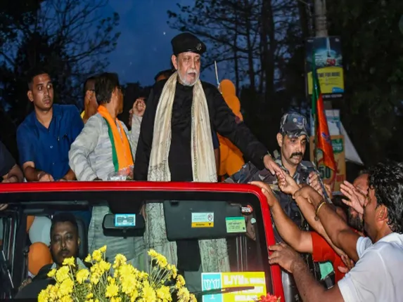 ପଶ୍ଚିମବଙ୍ଗର ମିଦନାପୁରରେ ମିଥୁନଙ୍କ ରୋଡସୋ ବେଳେ ପଥର ଓ କାଚ ବୋତଲ ମାଡ଼