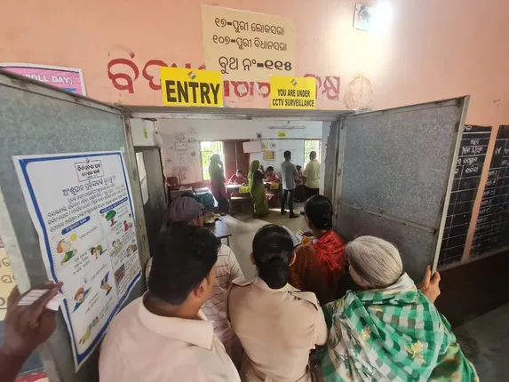 ବହୁସ୍ଥାନରେ ଇଭିଏମ୍ ଅଚଳ: ମତଦାନରେ ବିଳମ୍ବ, ଭୋଟର ଅସନ୍ତୁଷ୍ଟ