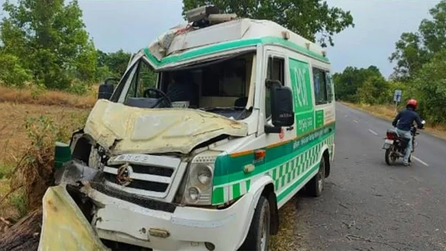 ଭାରସାମ୍ୟ ହରାଇ ଗଛରେ ପିଟିଲା ୧୦୮ ଆମ୍ବୁଲାନ୍ସ; ଦୁଇ ଆହତ, ଜଣେ ଗୁରୁତର