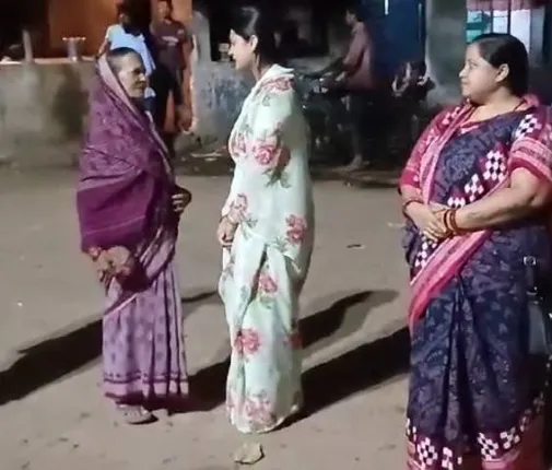 ଗାଁ ଦାଣ୍ଡରେ ରାଜାଘର କଳି: ଦେଢ଼ଶୁରଙ୍କୁ ଭୋଟ୍ ନ ଦେବା ଲାଗି ଲୋକଙ୍କୁ ନିବେଦନ କଲେ ଭାଇବୋହୂ