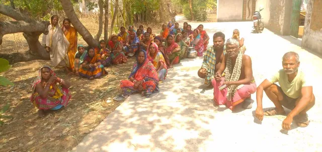 ପାଣି ପାଇଁ ପମ୍ପ ଘରେ ତାଲା ଠୁଙ୍କିଲେ ମହିଳା