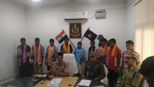 ଦକ୍ଷିଣାଞ୍ଚଳ ଆଇଜିଙ୍କ ନିକଟରେ ୯ ମାଓବାଦୀଙ୍କ  ଆତ୍ମସମର୍ପଣ