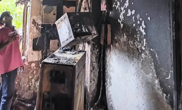 ଲକ୍ଷାଧିକ ଟଙ୍କାର ସମ୍ପତ୍ତି ଜଳିଗଲା; ଅଳ୍ପକେ ବର୍ତ୍ତିଲେ କର୍ମଚାରୀ