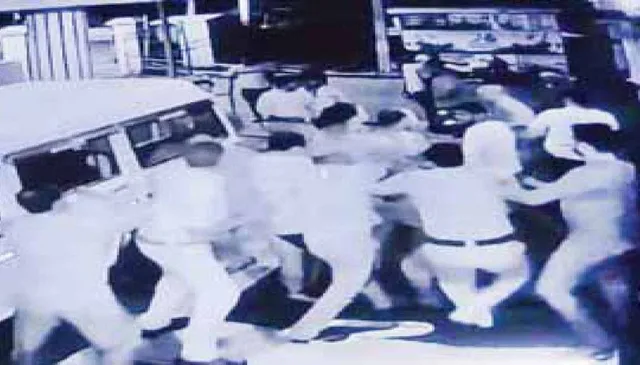 ହତ୍ୟା ଅଭିଯୁକ୍ତକୁ ଥାନାରୁ ଛଡ଼ାଇ ନେବା ଉଦ୍ୟମ: ପୁଲିସ ସହ ଧସ୍ତାଧସ୍ତି ପରେ ସମର୍ଥକଙ୍କ ଛତ୍ରଭଙ୍ଗ, ଆଉ ଏକ ମାମଲା