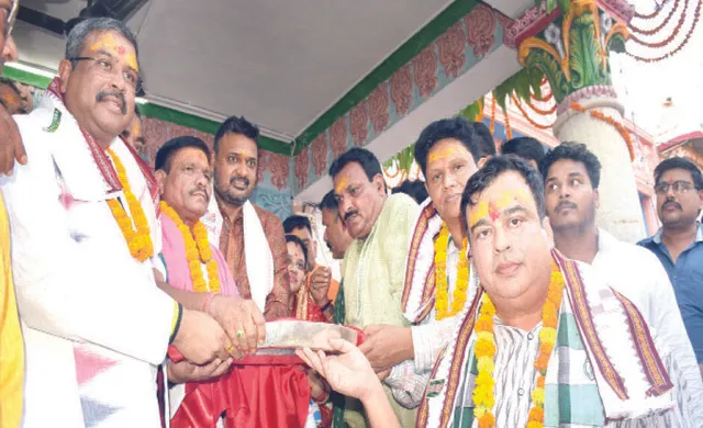 ଶୀତଳଷଷ୍ଠୀ ପାଇଁ ଥାଳ ଉଠିଲା: ସାମିଲ ହେଲେ ଧର୍ମେନ୍ଦ୍ର, ପ୍ରଣବ, ଜୟ ଓ ରୋହିତ