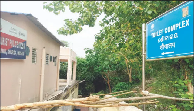 ଶାନ୍ତିସ୍ତୁପ ଟଏଲେଟ୍‌ କମ୍ପ୍ଲେକ୍ସ ଅଚଳ, ପର୍ଯ୍ୟଟକ ହନ୍ତସନ୍ତ