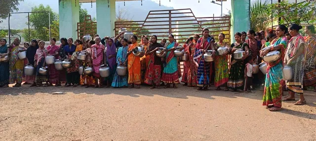 ଗରା ମାଠିଆ ଧରି ଚିତ୍ରକୋଣ୍ଡା ବ୍ଲକ ଅଫିସ ଘେରିଲେ ଶତାଧିକ ମହିଳା