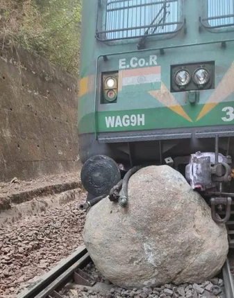 ମାଲବାହୀ ଟ୍ରେନର ଇଞ୍ଜିନ ଲାଇନଚ୍ୟୁତ, ରେଳ ଚଳାଚଳ ବାଧାପ୍ରାପ୍ତ