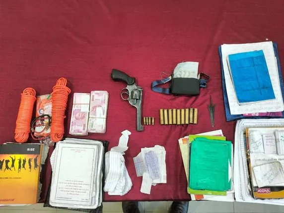 ମାଓ ଶିବିରରୁ ୪ ଲକ୍ଷ ଟଙ୍କାର ୨ ହଜାର ଟଙ୍କିଆ ନୋଟ୍ ଓ ବନ୍ଧୁକ ଜବତ