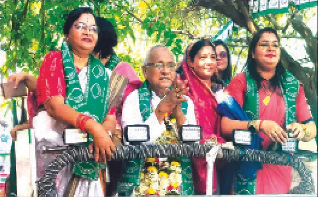 ୱାର୍ଡ ୱାର୍ଡ ବୁଲି ବିଜେଡି ପ୍ରାର୍ଥୀ ଚ୍ୟାଉବାବୁଙ୍କ ଭୋଟଭିକ୍ଷା