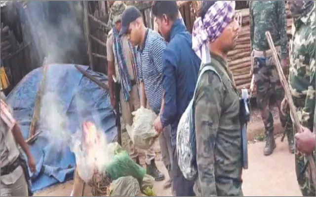 ଜବତ ଗଞ୍ଜେଇ ପୋଡ଼ିଦେଲେ ଗ୍ରାମବାସୀ: ଧରପଗଡ଼ ପାଇଁ ଯାଇ ପୁଲିସ ହଟହଟା