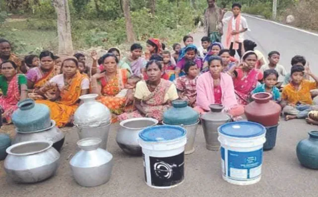 ଜଳଯୋଗାଣ ନ ହେଲେ ଭୋଟ୍‌ବର୍ଜନ ଚେତାବନୀ: ପାଣି ପାଇଁ ରାସ୍ତାରେ ବସିଲେ ମହିଳା