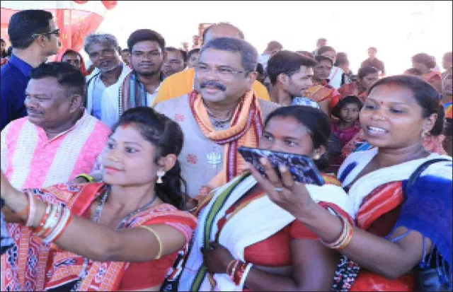 ଆମେ କିଏ, ଲୋକେ ଭାଙ୍ଗିଦେବେ: ଧର୍ମେନ୍ଦ୍ର