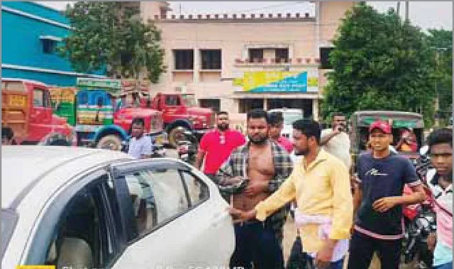 ବଟି ପାଇଁ ଭୁଜାଲି ମାଡ଼, ଫୁଟିଲା ଗୁଳି: ଉତ୍ତ୍ୟକ୍ତ ଲୋକଙ୍କ ଫାଣ୍ଡି ଘେରାଉ, ୨ ଗିରଫ