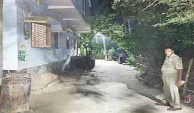 ରାଜନଗର ଓ ପଟ୍ଟାମୁଣ୍ତାଇରେ ନିର୍ବାଚନ ପର୍ଯ୍ୟବେକ୍ଷକଙ୍କ ଯାଞ୍ଚ: ତାଲା ପଡ଼ିଥିବା ଘର ଆଗରେ ଜଗି ରହିଛନ୍ତି ପୁଲିସ୍‌