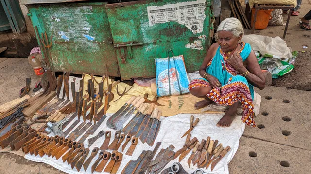 ପ୍ରୋତ୍ସାହନ ଅଭାବରୁ କୌଳିକ ବୃତ୍ତି ଉଧାଉନି: କମାରଙ୍କ ଲୁହା ସାମଗ୍ରୀର ଚାହିଦାକୁ ଖାଇଗଲା ଅନଲାଇନ୍ ବ୍ୟବସାୟ