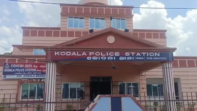 କୋଦଳା ଥାନାରେ ପଶି ହତ୍ୟା ଅଭିଯୁକ୍ତଙ୍କୁ ଟାଣି ନେଉଥିଲେ ଦୁର୍ବୃତ୍ତ: ଦୁଇଜଣଙ୍କ ନାମରେ ମାମଲା