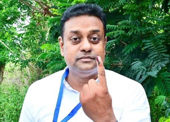 ଦେଢ଼ ଘଣ୍ଟା ଛିଡ଼ା ହେବା ପରେ ଭୋଟ୍ ଦେଲେ ପୁରୀ ଲୋକସଭା ବିଜେପି ପ୍ରାର୍ଥୀ ଡାକ୍ତର ସମ୍ବିତ ପାତ୍ର