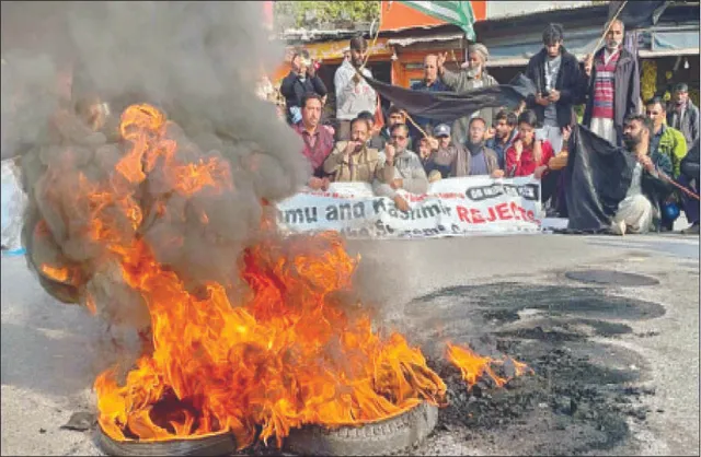 ପାକ୍ ଅଧିକୃତ କଶ୍ମୀର ଅଶାନ୍ତ: ଶତାଧିକ ଆହତ, ପୁଲିସ ଅଧିକାରୀଙ୍କୁ ପିଟିପିଟି ମାରିଦେଲେ ଲୋକେ