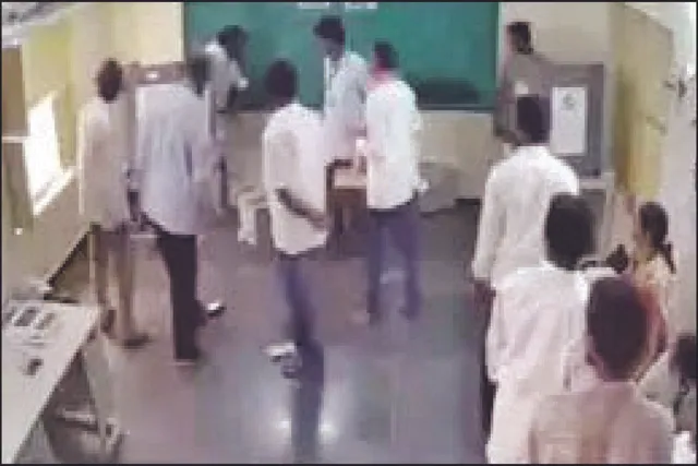 ଇଭିଏମ୍‌ ଭାଙ୍ଗିଦେଲେ ୱାଇଏସ୍‌ଆର୍‌ସିପି ବିଧାୟକ