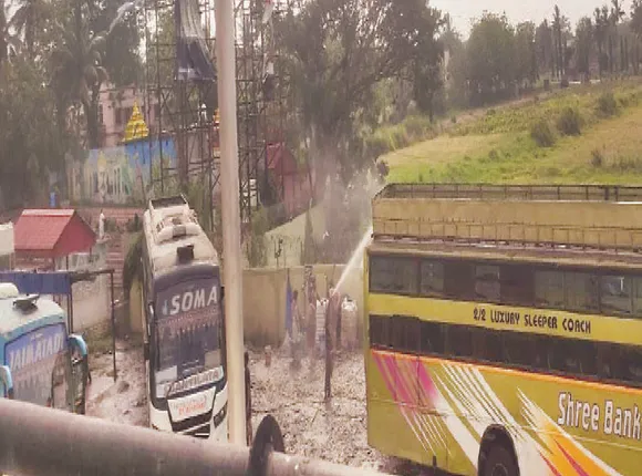 ରାସ୍ତା ଉପରେ ପୁଣି ଧୁଆ ଯାଉଛି ବସ୍‌