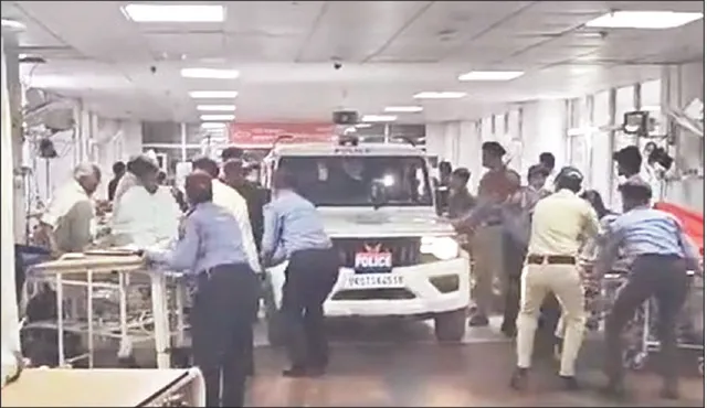 ଅଭିଯୁକ୍ତକୁ ଗିରଫ ପାଇଁ ଏମ୍‌ସ ଭିତରକୁ ପଶିଲା ପୁଲିସ୍‌ ଭ୍ୟାନ୍‌