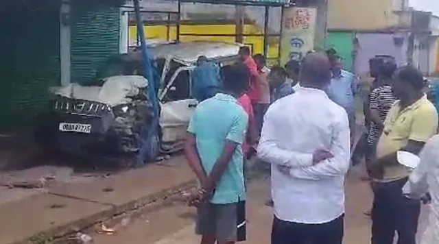 ଧର୍ମଗଡ଼ରେ ଦୁର୍ଘଟଣା: ଚାଲିଗଲା ଗାଈର ଜୀବନ, ବଞ୍ଚିଗଲେ ୫ ଲୋକ