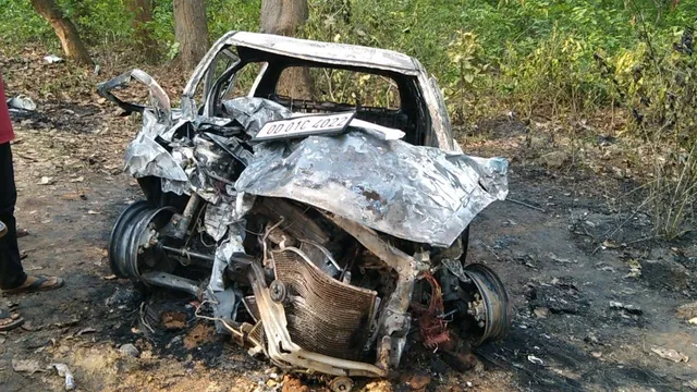 ଜଳିଗଲା କାର ଅଳ୍ପକେ ବର୍ତ୍ତିଲେ ୩ ଜଣ