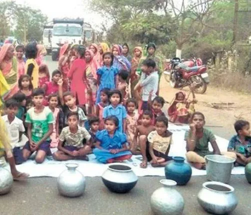 ମିଳୁନି ମୁନ୍ଦେ ପାଣି: ହାଣ୍ଡି-ମାଠିଆ ରଖି ରାସ୍ତା ଅବରୋଧ କଲେ ଲୋକେ