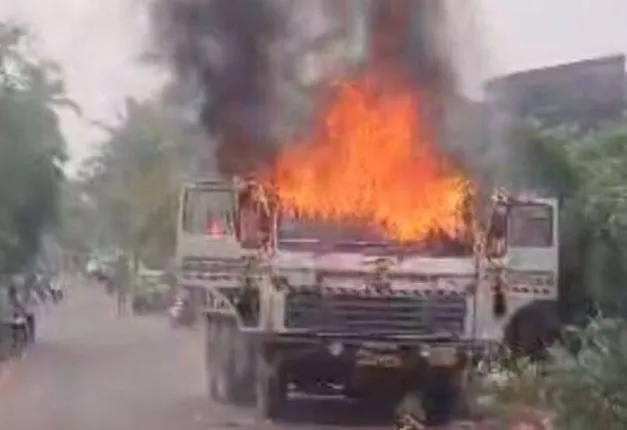 ହଠାତ୍ ଟ୍ରକ୍‌ରେ ଲାଗିଲା ନିଆଁ, ତଳକୁ ଡେଇଁ ଜୀବନ ବଞ୍ଚାଇଲେ ଡ୍ରାଇଭର