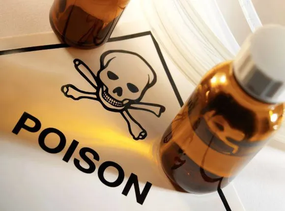 ପାରିବାରିକ କଳହର କରୁଣ ପରିଣତି: ବିଷ ପିଇ ନିଜ ବେକ କାଟିଲେ ଯୁବକ