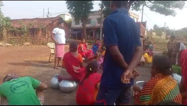 ପାଣି ପାଇଁ ସରପଞ୍ଚଙ୍କ ଘର ଆଗରେ ଧାରଣା