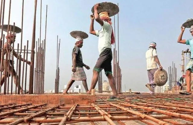 ଅସହ୍ୟ ହେଲା ନିର୍ଯାତନା: ପାଚେରି ଡେଇଁ ଚାଲିଆସିଲେ ୯ ଶ୍ରମିକ