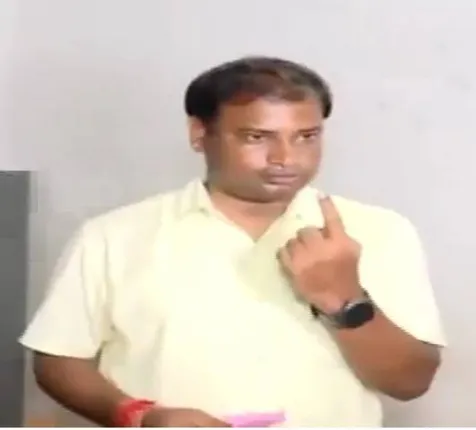 ଭୋଟ୍ ଦେଲେ ମନ୍ତ୍ରୀ ତୁଷାରକାନ୍ତି ବେହେରା