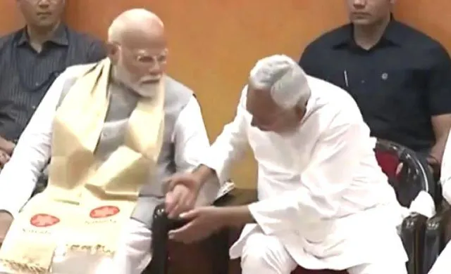 ବିହାର ଗସ୍ତରେ ଥିବା ପ୍ରଧାନମନ୍ତ୍ରୀ ମୋଦୀଙ୍କ ସହ ନୀତୀଶ କୁମାର ଏପରି କିଛି କଲେ... ଦେଖି ହସିଲେ ପ୍ରଧାନମନ୍ତ୍ରୀ