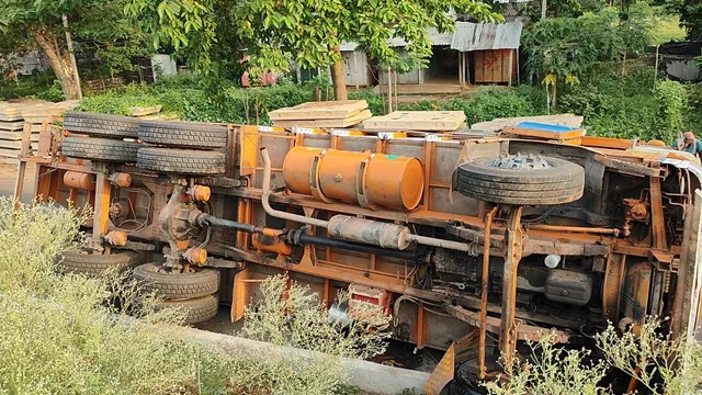 ଭାରସାମ୍ୟ ହରାଇ ଓଲଟିଲା ଟ୍ରକ୍: ଚାଲିଗଲା ଚାଳକର ଜୀବନ, ହେଲପର ଆହତ