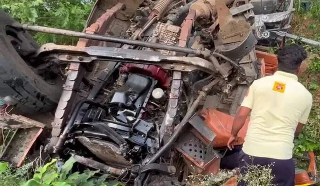 ତପ୍ତପାଣି ଘାଟିରେ ଟ୍ରକ୍‌ ଦୁର୍ଘଟଣାଗ୍ରସ୍ତ: ହେଲପର ମୃତ, ଡ୍ରାଇଭର ଫେରାର