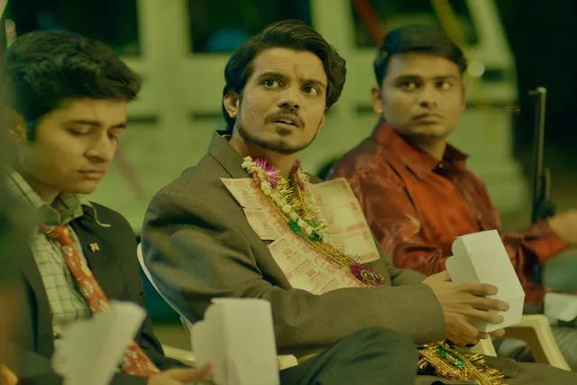 କରିନାଙ୍କ ବିବାହରେ 'ପଂଚାୟତ'ର ଏହି ଅଭିନେତା ଦିନେ ଧୋଉଥିଲେ ବାସନ