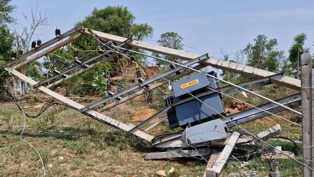 ଝଡ଼ବର୍ଷାରେ ବ୍ୟାପକ କ୍ଷତି: ଭାଙ୍ଗି ଯାଇଛି ବିଦ୍ୟୁତ୍‌ ଖୁଣ୍ଟ, ଜଳ ଯୋଗାଣ ଠପ୍