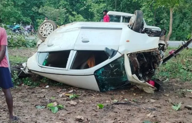 ଦ୍ରୁତଗତିରେ ଗଛରେ ପିଟି ହୋଇ ୫୦ ଫୁଟ ଉପରକୁ ଉଡ଼ିଲା କାର୍‌, ଜଣକର ମୃତ୍ୟୁ