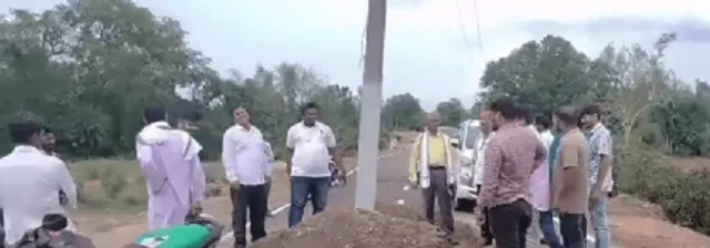 ରାସ୍ତା ମଝିରେ ବିଦ୍ୟୁତ୍ ଖୁଣ୍ଟ ଦେଖି ଅଟକିଗଲେ ଦିଗପହଣ୍ଡି ବିଧାୟକ ସିଦ୍ଧାନ୍ତ ମହାପାତ୍ର