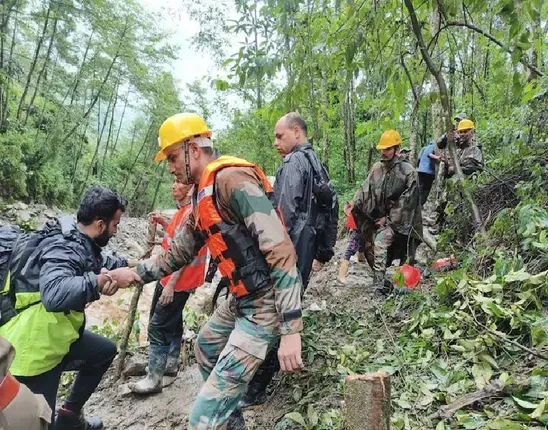 ସିକିମ ଭୂସ୍ଖଳନ ପରେ ଫସି ରହିଥିବା ୧୨ ଶହରୁ ଅଧିକ ପର୍ଯ୍ୟଟକଙ୍କୁ ଉଦ୍ଧାର କଲେ ଯବାନ